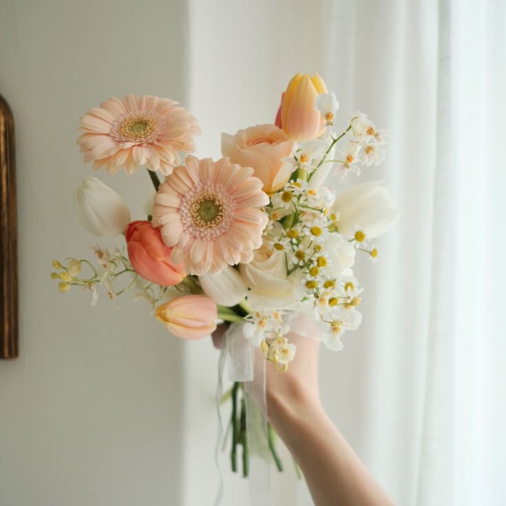 Nên chọn hoa tươi thay vì hoa giả